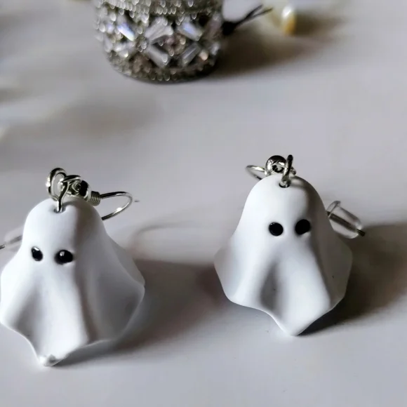 Handmade Cute Ghost Earrings Get Ready For Halloween With These Resin Ghost 👻👻 - Picture 1 of 3